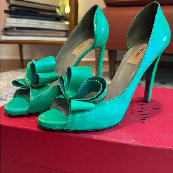 Beautiful Valentino D’Orsay patent leather bow heels in blue /green. Worn twice. - Picture 1 of 11